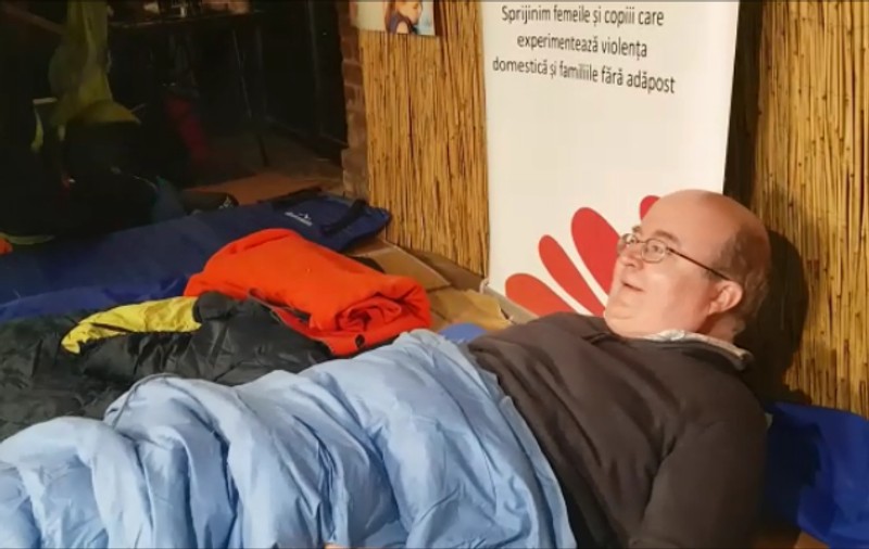 VIDEO | Ambasadorul Marii Britanii în România a dormit în stradă. Mesaj de solidaritate pentru oamenii fără adăpost