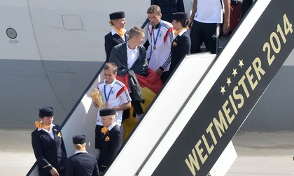 Căpitanul Philipp Lahm și trofeul Cupei Mondiale au ajuns pe tărâm german. Foto: EPA