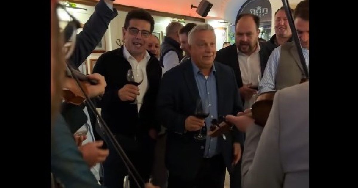 Viktor Orban la Cluj. In costum si cu un phar de vin in mana, premierul maghiar canta inconjurat de lautari si lideri maghiari