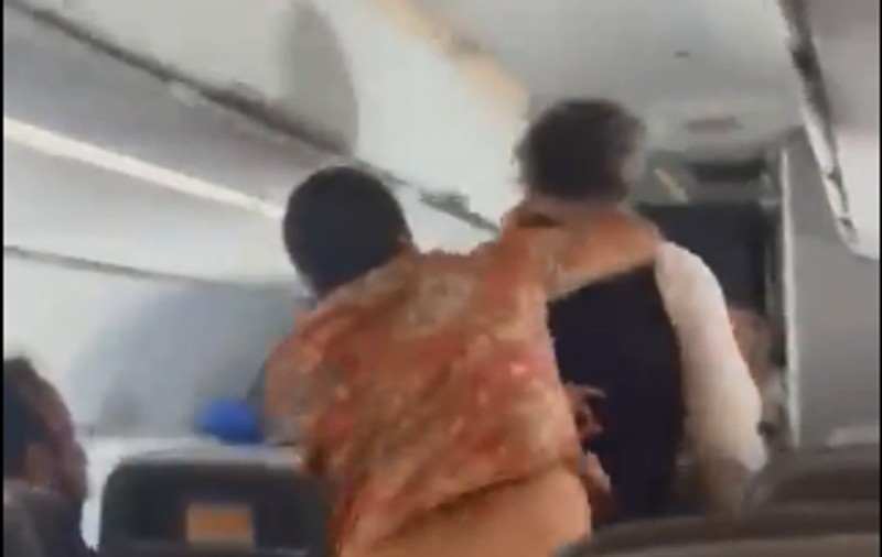Un bărbat riscă 20 de ani de închisoare după ce i-a dat un pumn unui însoțitor de zbor care a întârziat să-i aducă o ceașcă de cafea