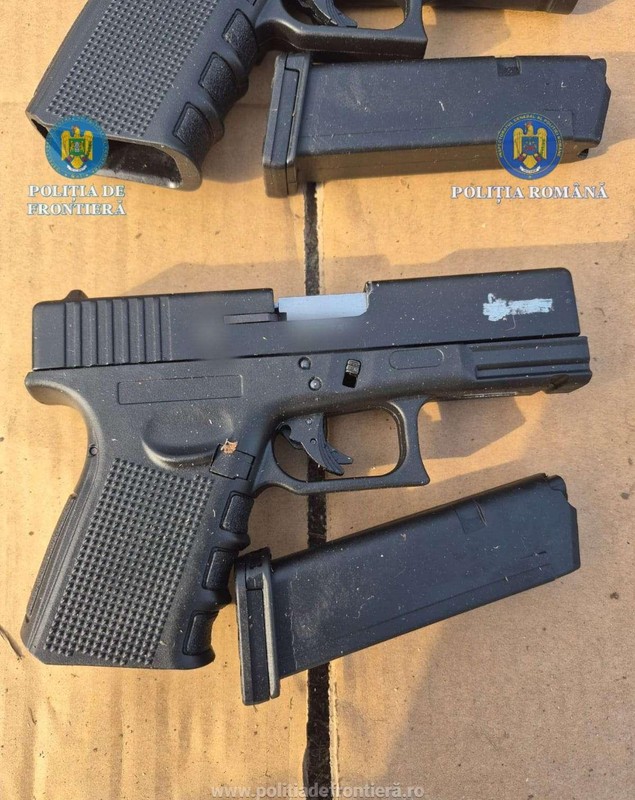 Un șofer de TIR din Turcia a încercat să intre în România cu 106 pistoale