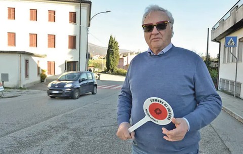 Primarul unei comune din Italia dirijează circulația, după ce singurul polițist din localitate a demisionat. Sursă foto: La Tribuna di Treviso.