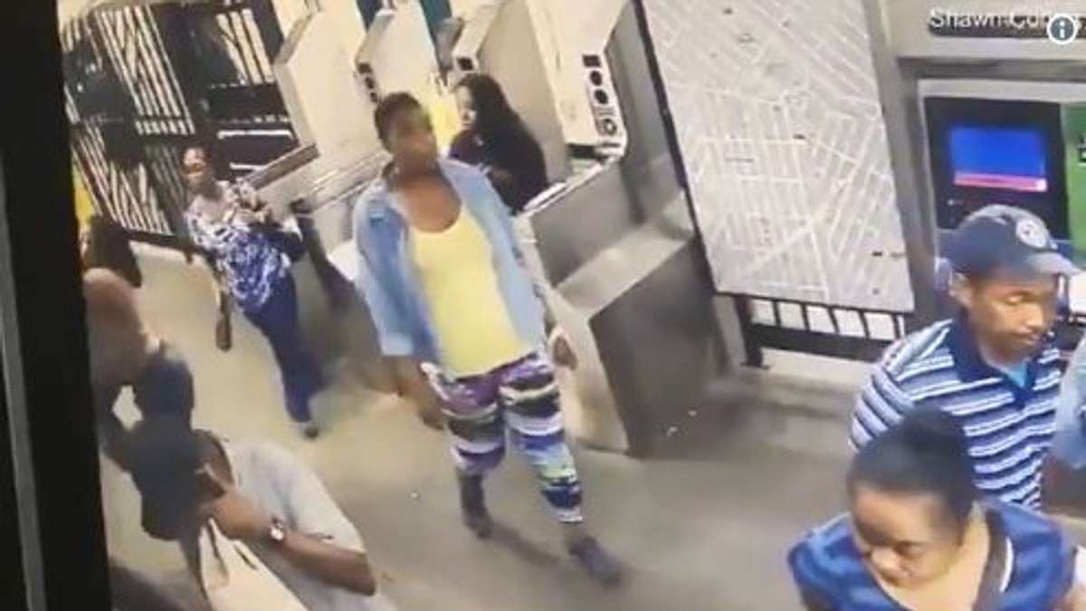 O femeie a înjunghiat o pasageră la metrou în urma unei discuții aprinse | FOTO & VIDEO