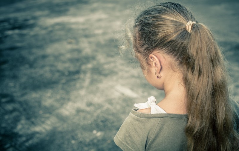 Cronica unei traume repetate în instanțe. O fetiță de 9 ani, victima unui abuz sexual, obligată să vorbească în fața agresorului