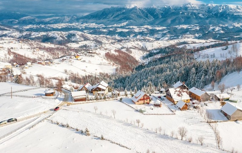 Cât costă vacanța de Crăciun 2025 și de Revelion 2026 în România. Ce caută turiștii și ce buget alocă pentru sărbătorile de iarnă
