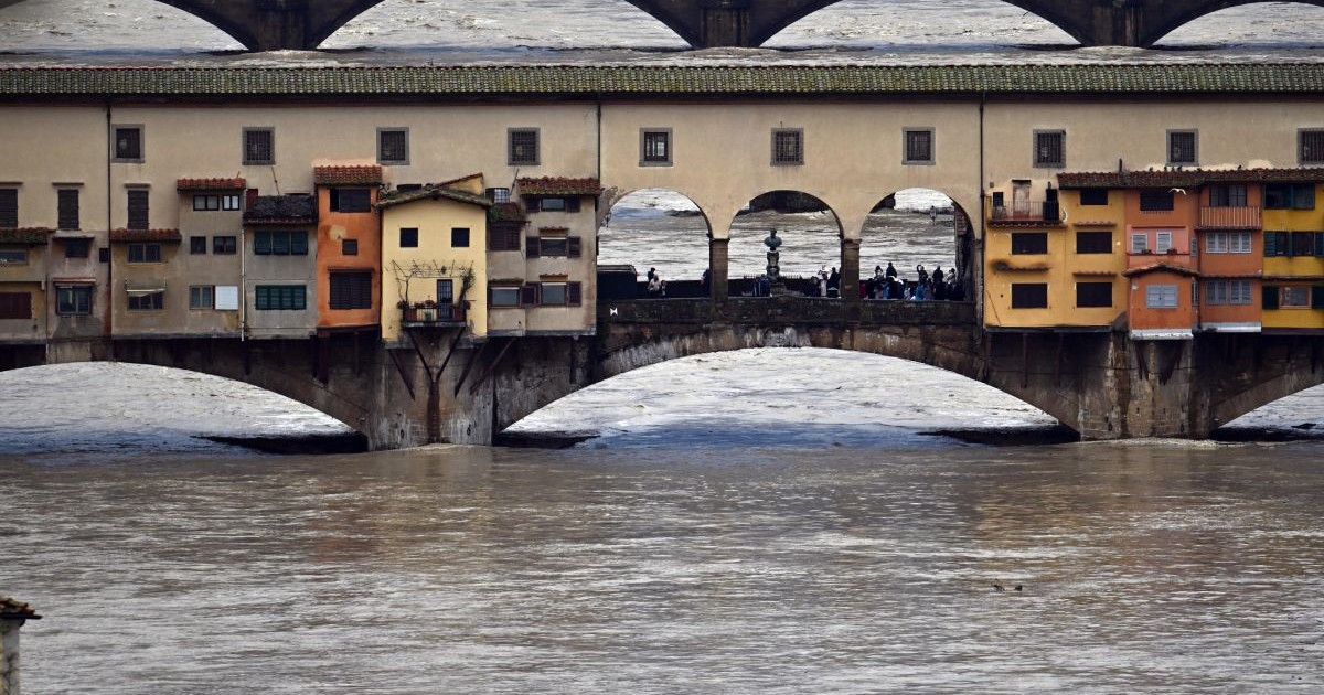 Celebrul pod Ponte Vecchio din Florența și râul Arno care a ieșit din matcă din cauza ploilor puternice
