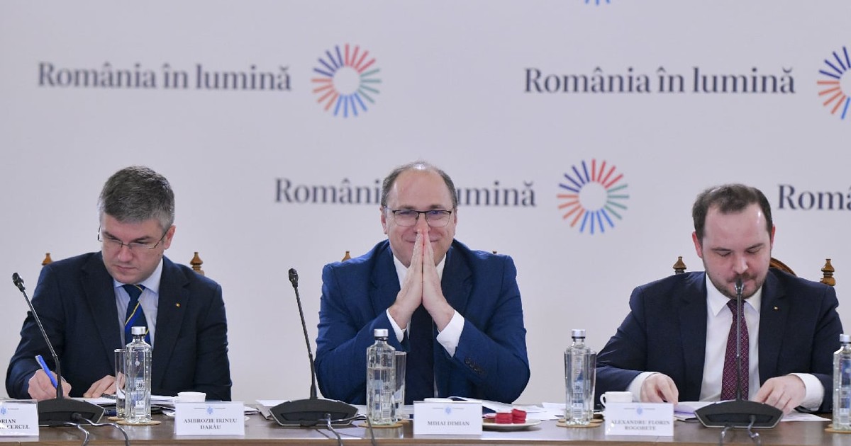 Ambrozie Irinel Darau (S), ministrul Economiei, Digitalizarii, Antreprenoriatului si Turismului, Mihai Dimian (C), ministrul Educatiei, si Alexandru Florin Rogobete (D), ministrul Sanatatii, participa la masa rotunda cu tema Adictiile la copii si adolescenti , eveniment gazduit de Administratia Prezidentiala in cadrul proiectului national Romania in Lumina , la Palatul Cotroceni din Bucuresti, marti, 31 martie 2026.