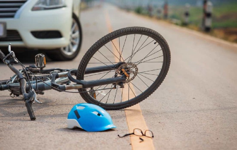 O șoferiță băută a omorât cu BMW-ul un biciclist care mergea la muncă. Judecătoria Brăila i-a dat 2 ani și 8 luni cu suspendare: „E tânără”