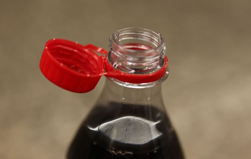 Capacele atașate de sticlele de plastic produc un șoc cultural printre turiștii din SUA. „Ce mă zgârie pe față?”