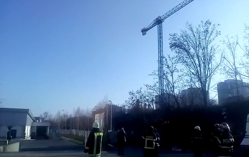 UPDATE: Zeci de oameni evacuati de urgență din cauza unei macarale în pericol de prăbușire într-un cartier din Pitești| FOTO&VIDEO