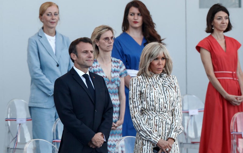 Cât costă rochia purtată de Brigitte Macron la parada de Ziua Franței. Prima Doamnă s-a pozat alături de Naomi Campbell