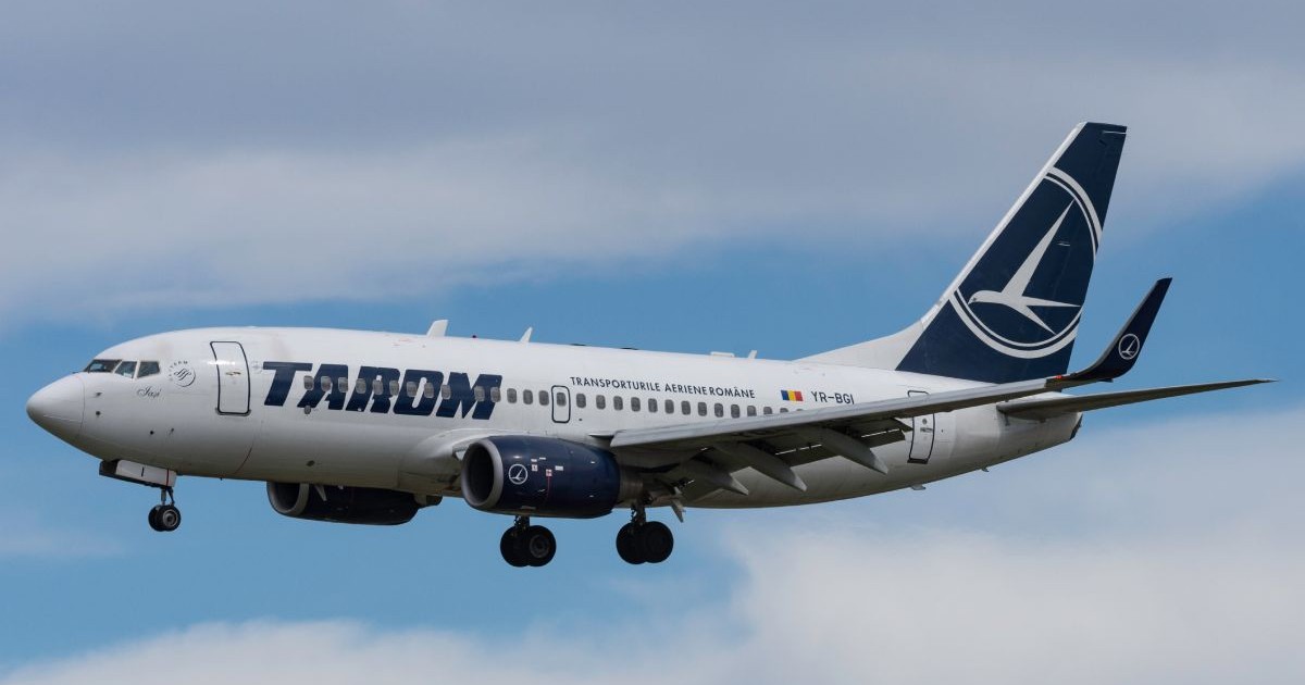 Avion Boeing 737 aparținând TAROM, aflat în zbor, cu cerul senin pe fundal