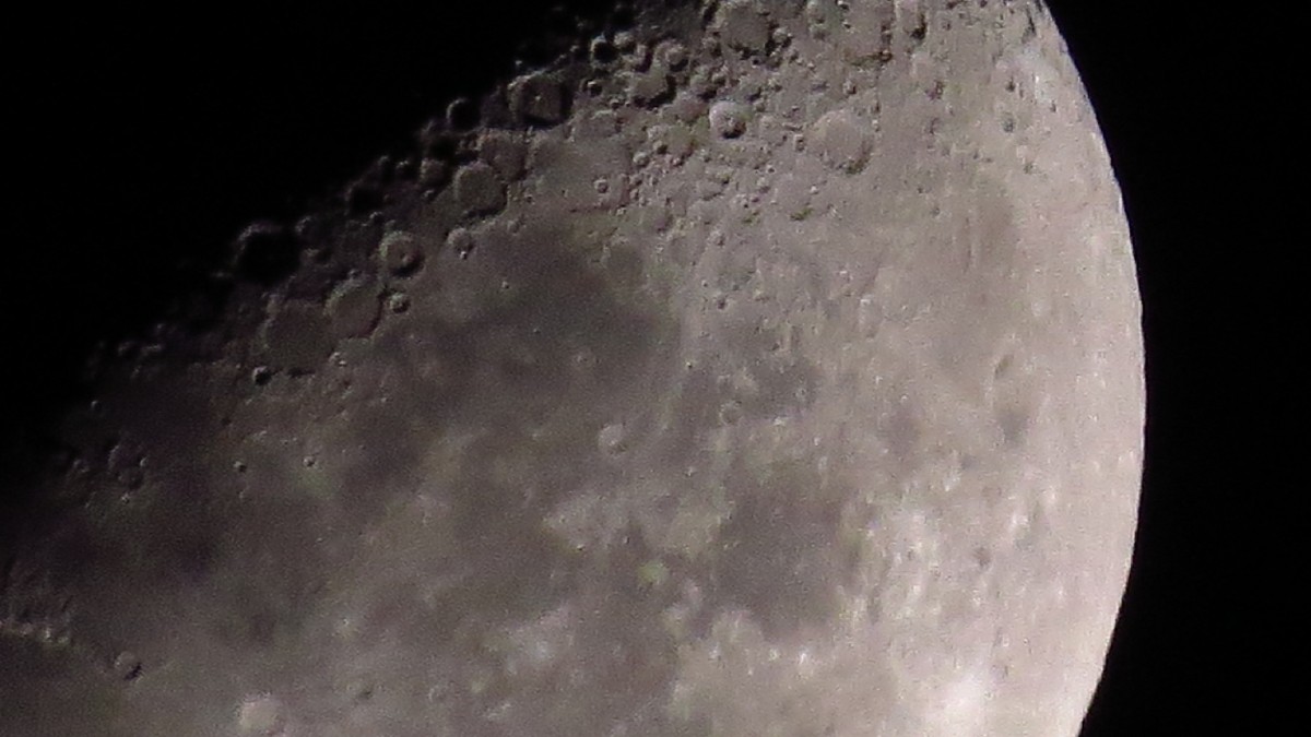 Luna, pe 5 august 2026. Impactul rachetei Falcon 9 a companiei SpaceX cu Luna nu a putut fi observat de mii de oameni care foloseau telescoape și urmăreau transmisiunile live de pe YouTube. Coliziunea a avut loc la ora 06:35 UTC, pe 5 august 2026, în apropierea craterului Einstein.