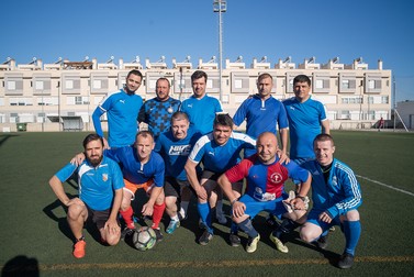 De la stânga la dreapta, membrii echipe de fotbal a românilor din&nbsp;Castellón înainte de începerea meciului:&nbsp;Vali, Florin, Angi, Leonte, Bebiță, Ciprian, Stan, Edi, Dorel, Pitbul și Costeluș