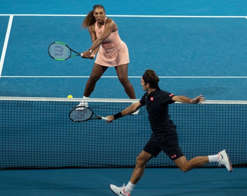 FOTO&VIDEO | Meciul pe care toți iubitorii tenisului l-au așteptat! Giganții Roger Federer și Serena Williams au fost adversari pe teren. "A fost o mare plăcere"