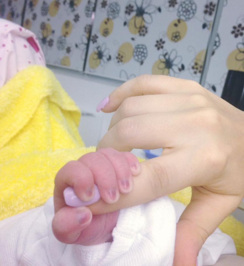 Fetița Andreei Bălan își ține mama de mână