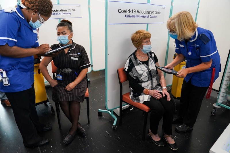 Margaret Keenan, prima persoană care a primit vaccinul împotriva coronavirusului în decembrie anul trecut, alături de May Parsons, asistenta care i-a administrat vaccinul, înainte ca ambele să primească a treia doză, la Spitalul Universitar Coventry | Foto: Profimedia