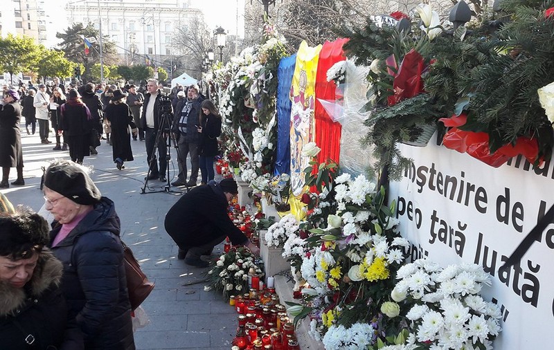 FOTO/ În genunchi, în fața Regelui Mihai. Gestul impresionant al unui elev, la Palatul Regal
