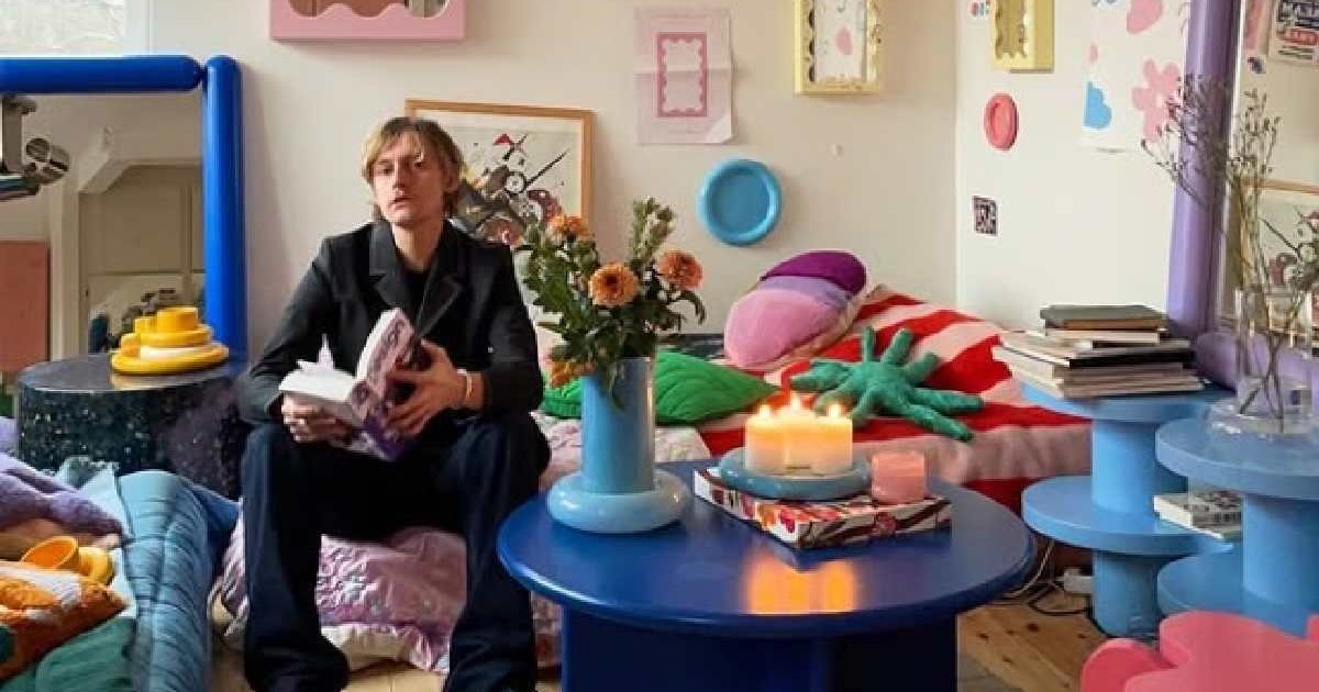 Designerul suedez Gustaf Westman stă într-o cameră plină de obiecte confecționate de el