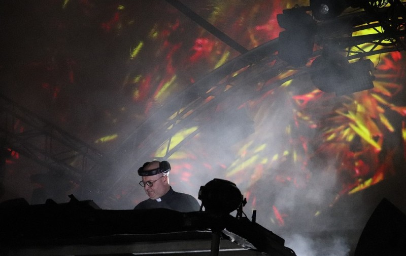 Un preot DJ a făcut show pe o scenă, la Cluj: „Mixez această credință”