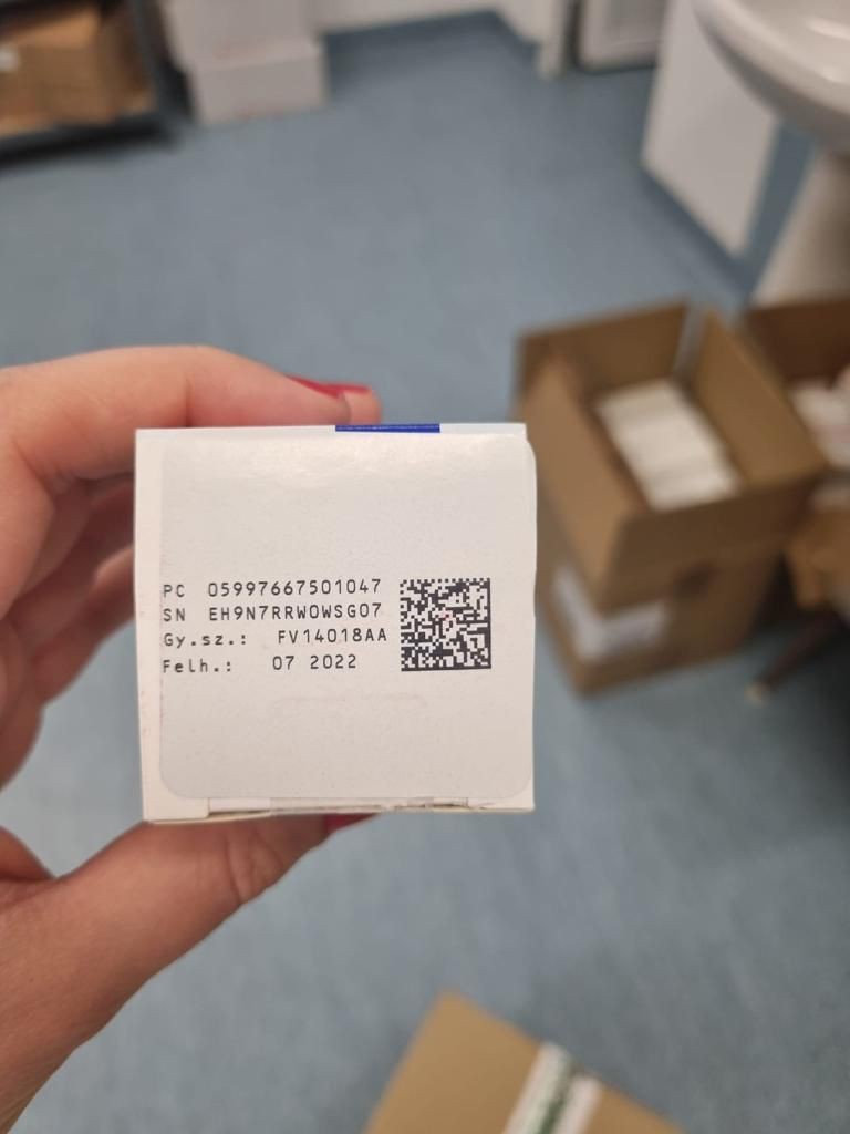 O etichetă cu altă dată a expirării e lipită pe cutie