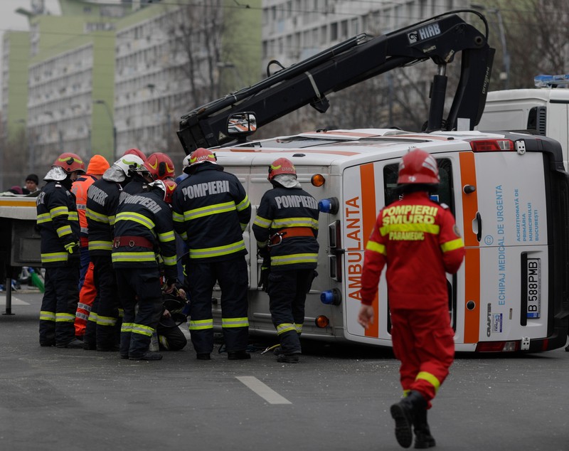 O ambulanță care transporta un pacient s-a răsturnat în centrul Bucureștiului după ce a fost lovită