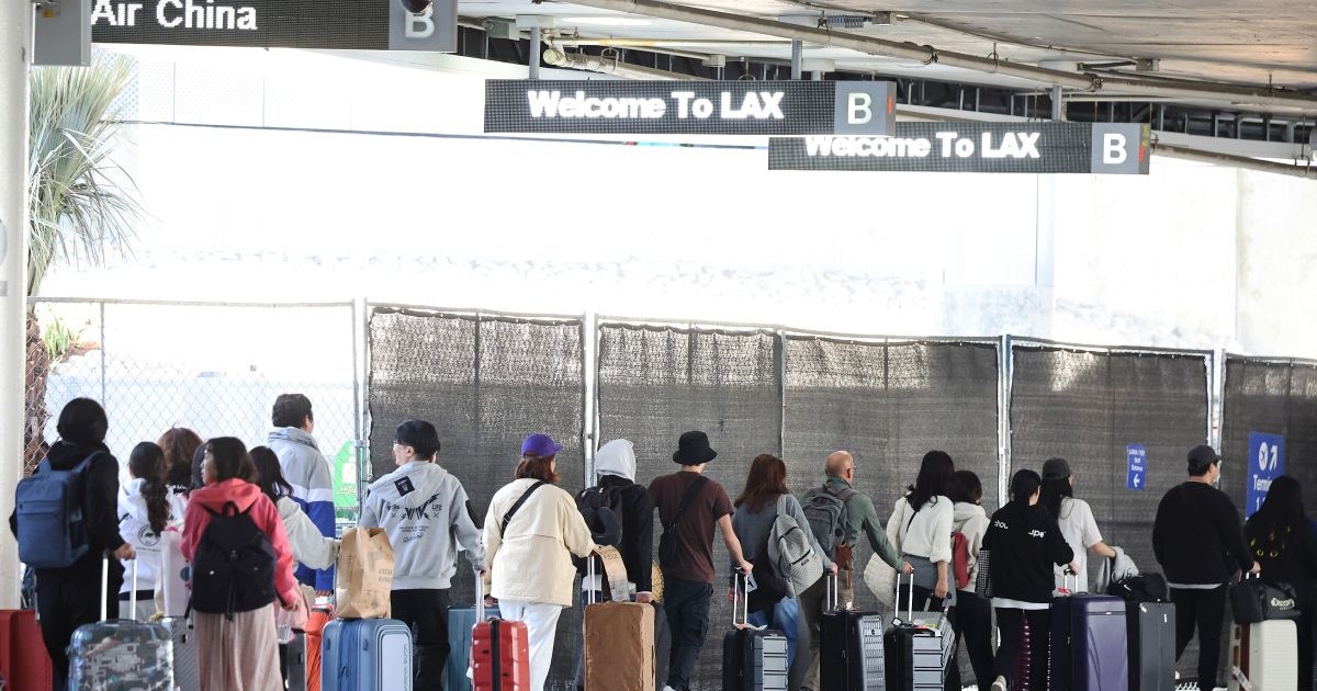 Călătorii merg plimbă cu bagajele pe Aeroportul Internațional Los Angeles (LAX) după sărbătoarea Zilei Recunoștinței, pe 2 decembrie 2024.