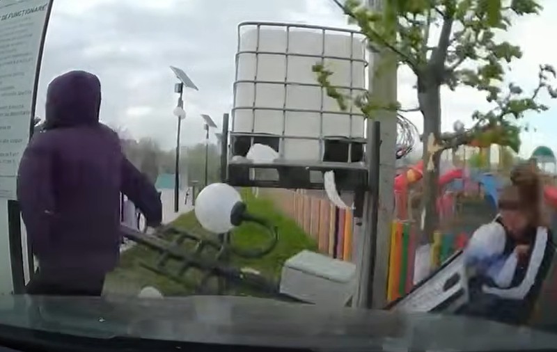 O mamă și bebelușul ei trăiesc ca prin minune datorită unui copac, după ce au fost la un pas să fie striviți de un stâlp, în parcul din Miroslava, județul Iași
