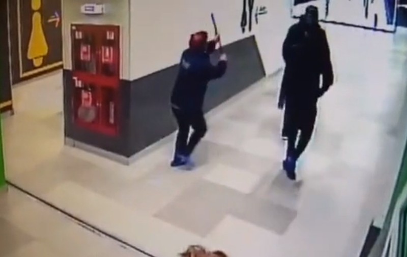 VIDEO | Bărbatul acuzat că a încercat să violeze o femeie în toaleta unui mall, prins de femeia de serviciu, care a încercat să-l lovească cu mopul