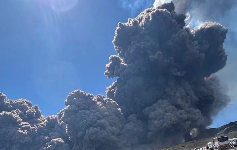 Ce pericole poate crea erupția vulcanului Etna pentru turiștii care vizitează Italia în următoarea perioadă
