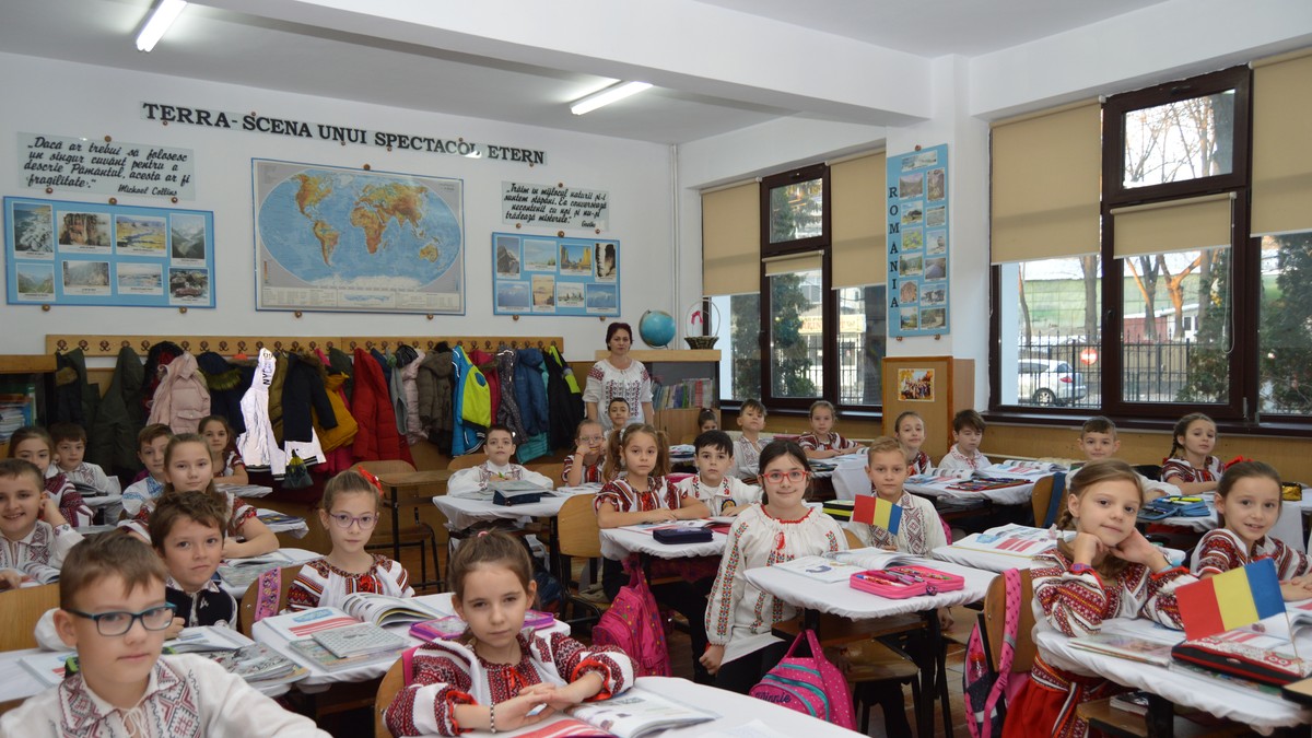 GALERIE FOTO/ Zeci de mii de elevi și cadre didactice din județul Vaslui au îmbrăcat costumele naționale
