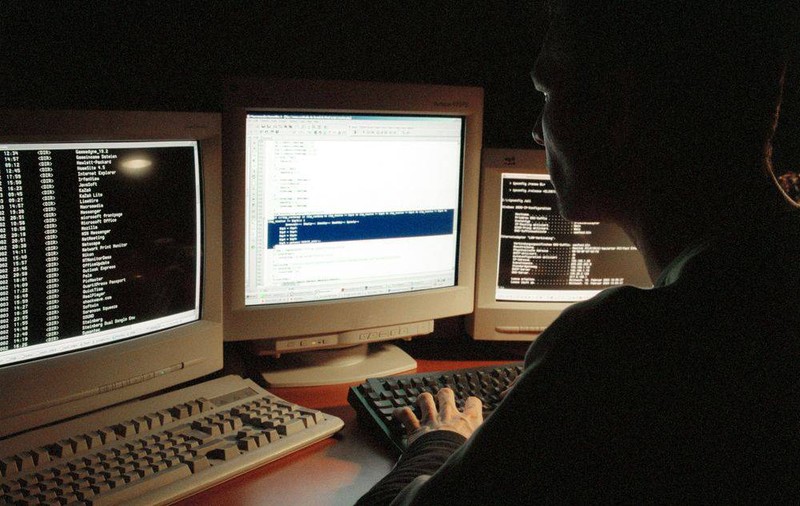 Au strâns ilegal 850.000 de euro,  din vânzări fictive pe internet. Din rețea făcea parte și un polițist