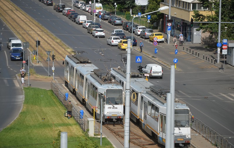 Doi bărbați, prinși în flagrant delict de polițiști în timp ce furau bucăți dintr-o șină de tramvai din București
