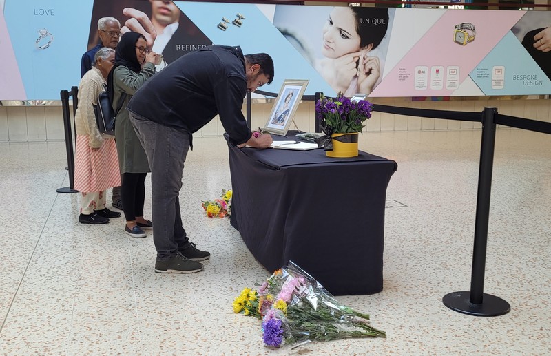 Britanicii și nu numai stau la rând pentru a scris câte un mesaj în memoria celei care a fost Regina