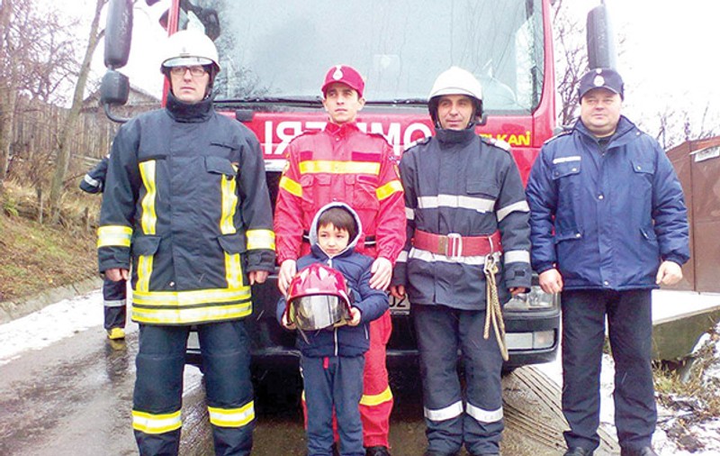 Emanuel, copilul din Vaslui care și-a salvat surorile din foc, a fost premiat de pompieri. Băiatul vrea să devină pompier ca să salveze și alți copii