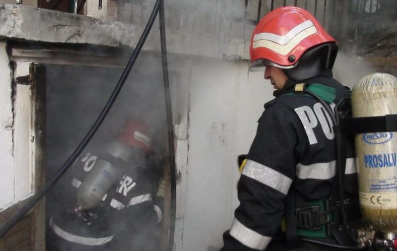 Incendiu la un bloc din Panciu. 16 persoane au fost evacuate