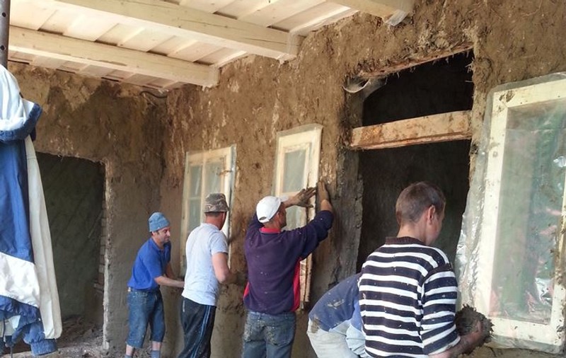 Clacă la casa lui George Enescu! Voluntarii au reparat pereții cu mâinile goale