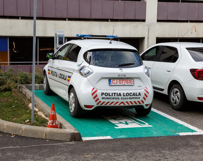 FOTO&VIDEO/ Premieră în România: Orașul în care polițiștii patrulează cu mașini electrice