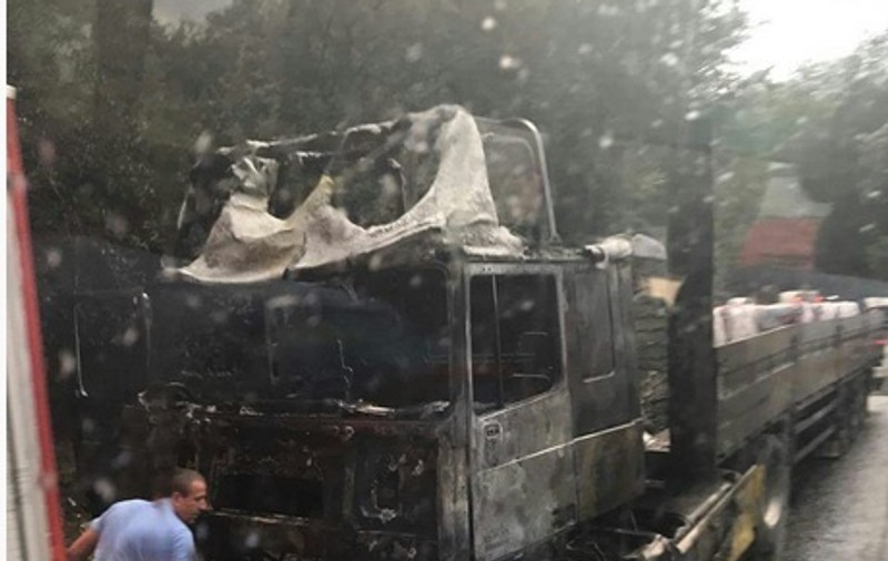 TIR în flăcări pe DN7, între Argeş şi Vâlcea. Pompierii au intervenit imediat