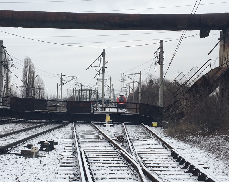 UPDATE/Traficul feroviar a fost reluat complet pe ruta București-Brașov. O pasarelă s-a prăbușit peste calea ferată, la Ploiești / FOTO&VIDEO