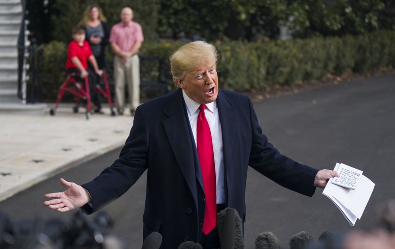 Foaia cu notițe a lui Donald Trump a devenit virală. Ce le-a atras atenția jurnaliștilor în timpul declarațiilor privind mărturia ambasadorului SUA la UE