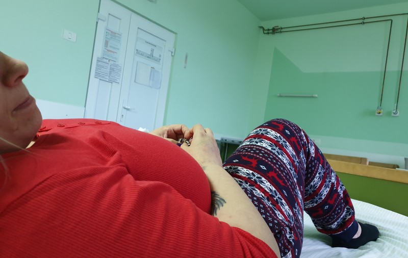 TRAGEDIA DE LA TIMIȘOARA. Femeia în cârje a ieșit din spital și cere ca administrația blocului cu proprietar elvețian să răspundă pentru ce a făcut!