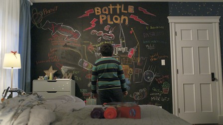 Kevin McCallister, interpretat de Max Mercer, are un plan de luptă