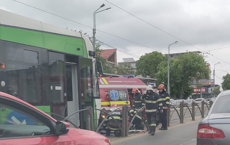 Accident grav pe Șoseaua Colentina din București: o persoană a fost lovită de tramvai