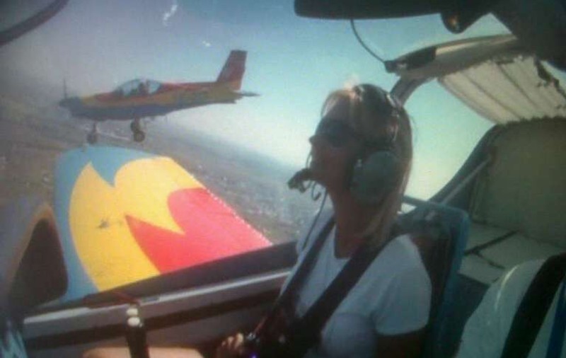Ruxandra Dragomir, pilot de avion! A învăţat să facă viraje în aer la o înălţime de 1000 de metri!
