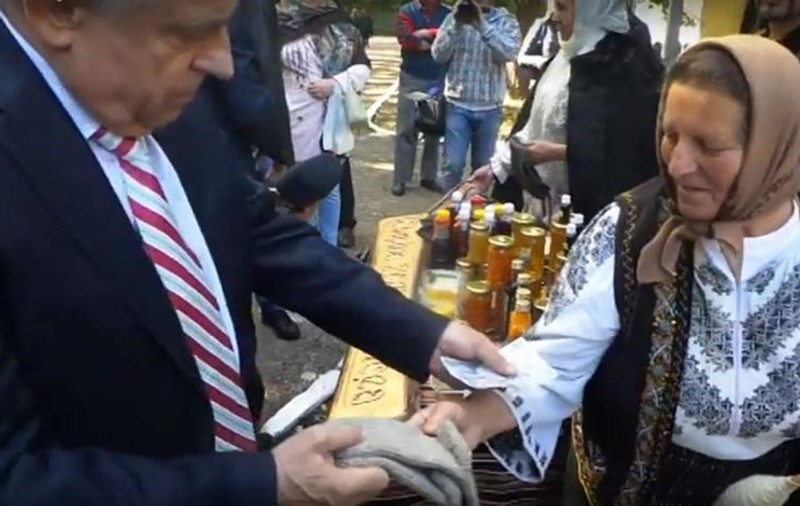 VIDEO | Petre Daea a împrumutat 20 de lei de la Prefectul de Vrancea ca să-și cumpere șosete de lână