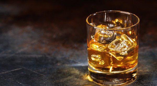 Românii cheltuie de 13 ori mai mult pe țigări și alcool decât pe educație