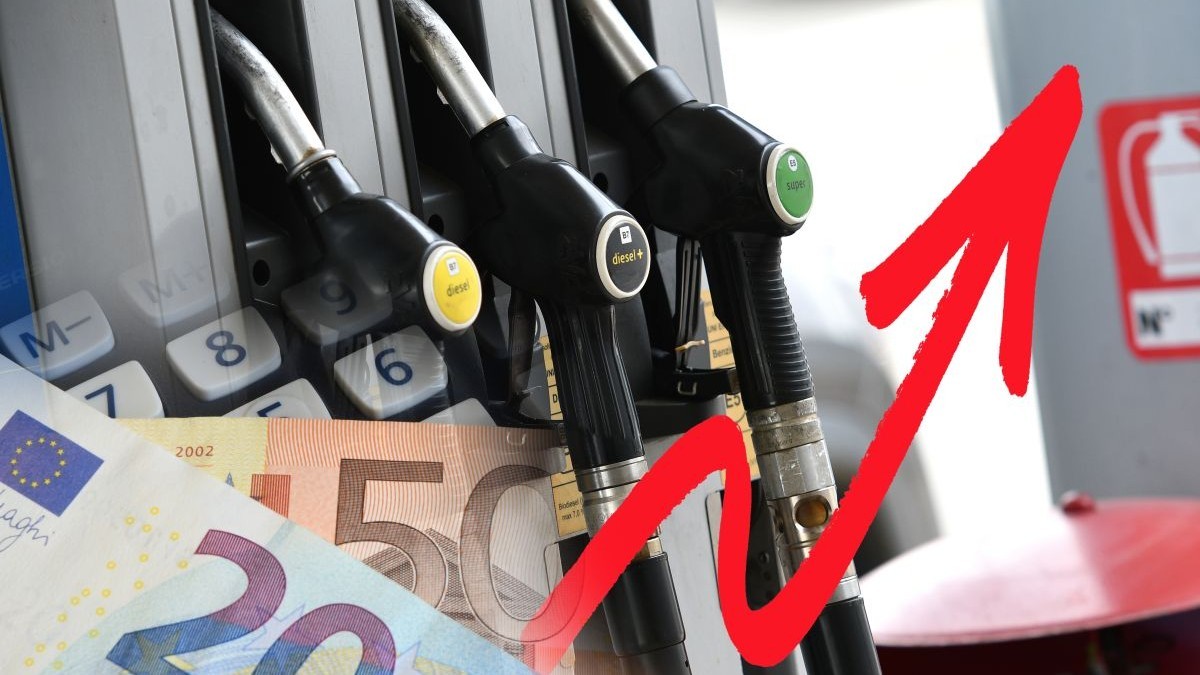 Pompe de benzină la o benzinărie cu bancnote euro, peste care sunt suprapuse bancnote de euro și o săgeată roșie în sus, reprezentând conceptul de creștere a prețurilor.