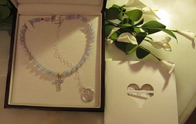 Kate a primit o bijuterie Kabbalah personalizată