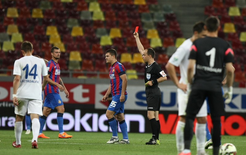 Şmecherie, te halesc! Arbitrul Avram s-a dat cocoş, după ce a făcut praf meciul de la Iaşi